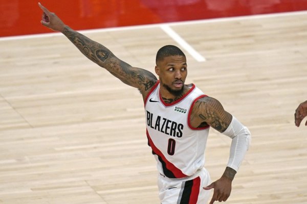 Vua của Portland! Lillard là nhà vô địch ghi bàn của Trail Blazers, với lịch sử đội cao nhất trong h